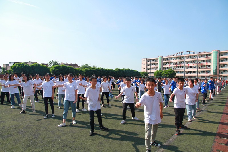 壯觀！三千多學(xué)生在江安中學(xué)運(yùn)動(dòng)場(chǎng)比賽打太極