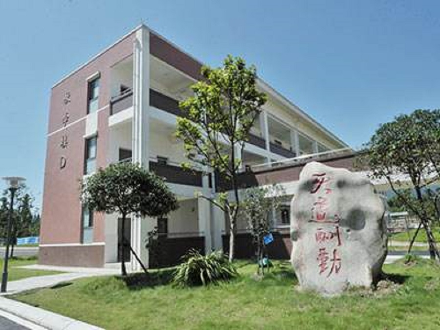 青城山高級中學校園環(huán)境怎么樣？