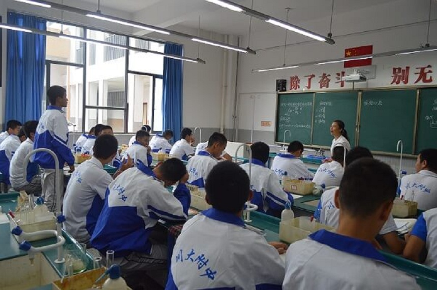 四川大學(xué)附屬中學(xué)2018年招生人數(shù)是多少？