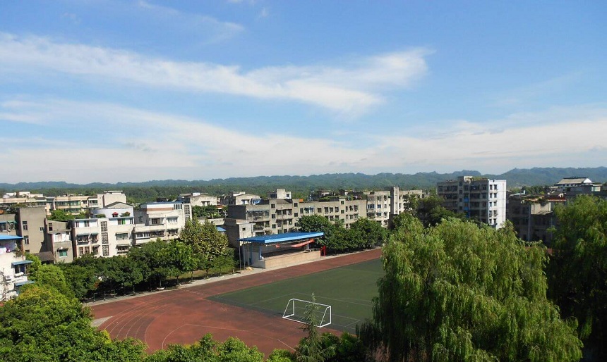 青神中學(xué)校園環(huán)境好不好？