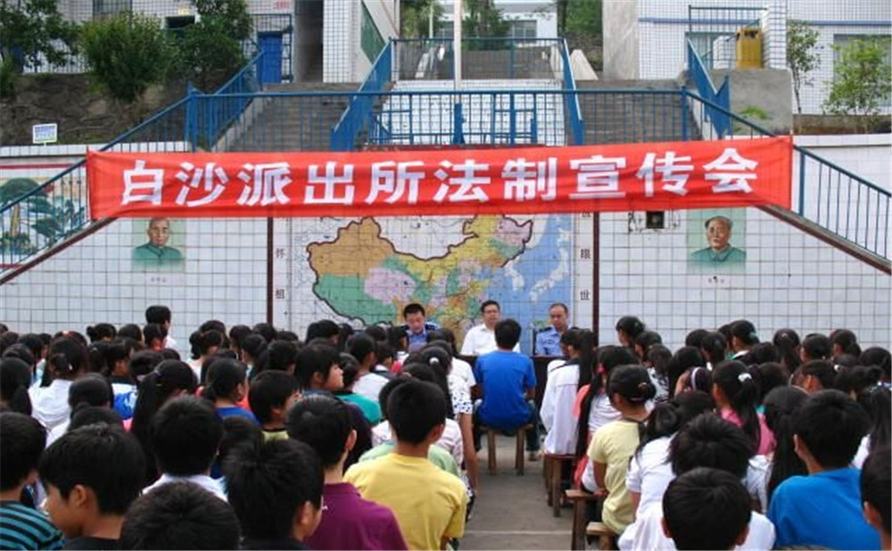 萬(wàn)源市第二中學(xué)是公辦高中？