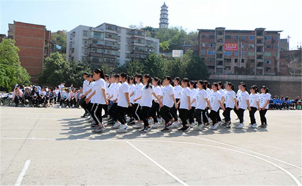 威遠縣自強中學學校詳細地址在什么地方？
