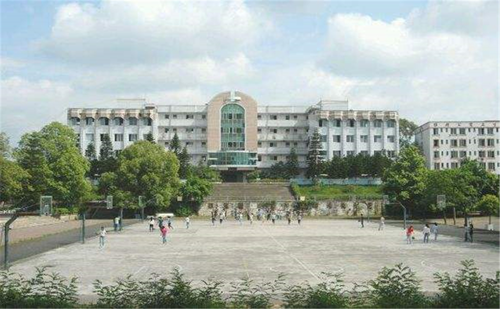 內(nèi)江十中學(xué)校環(huán)境怎么樣？