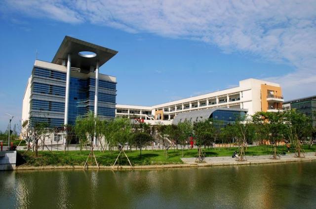 西南交通大學附屬中學一年是學費是多少？