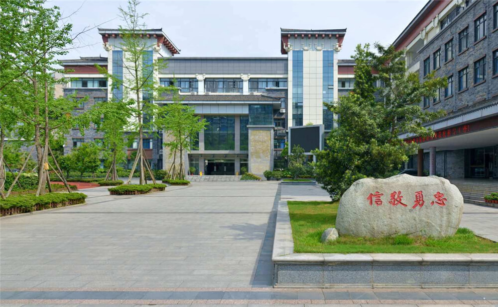 成都市西北中學外招生一年的學費是多少錢？
