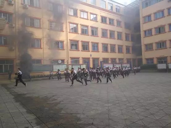 成都實驗外國語學校的宿舍怎么樣？