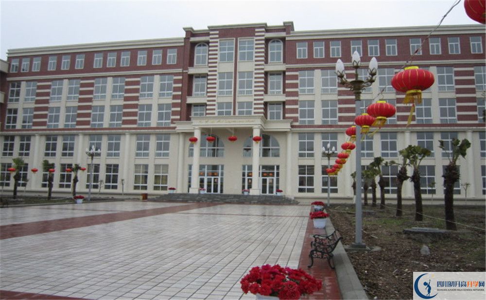 四川師范大學(xué)附屬第三實驗中學(xué)的學(xué)費大概是多少？