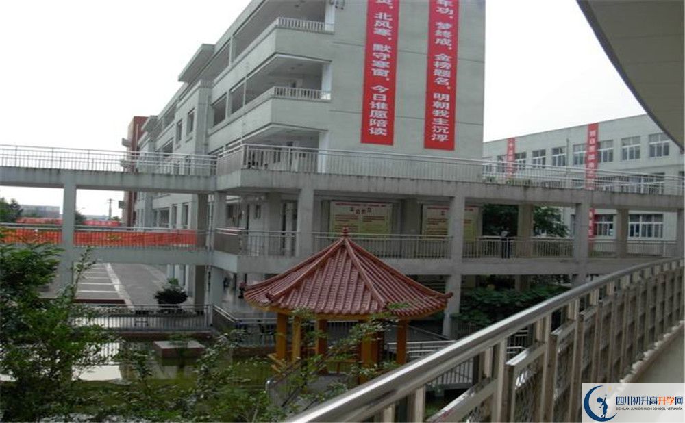 中考成都市龍泉中學(xué)的招生分?jǐn)?shù)線是多少？