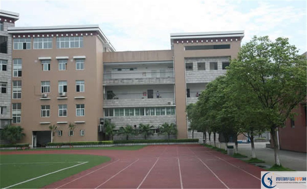 成都西藏中學(xué)一學(xué)期的學(xué)費(fèi)是多少？