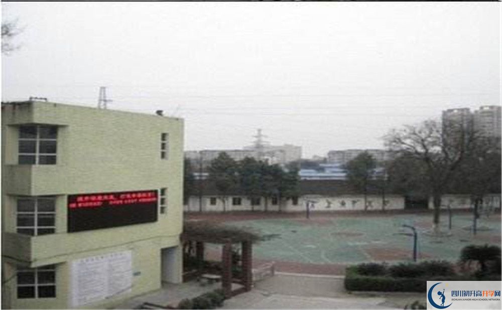 成都市第三十三中學一學期的學費是多少？
