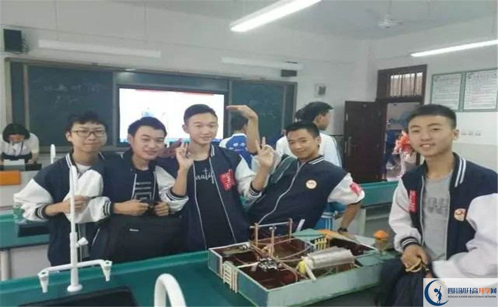 賈家中學(xué)一學(xué)期的學(xué)費(fèi)是多少？
