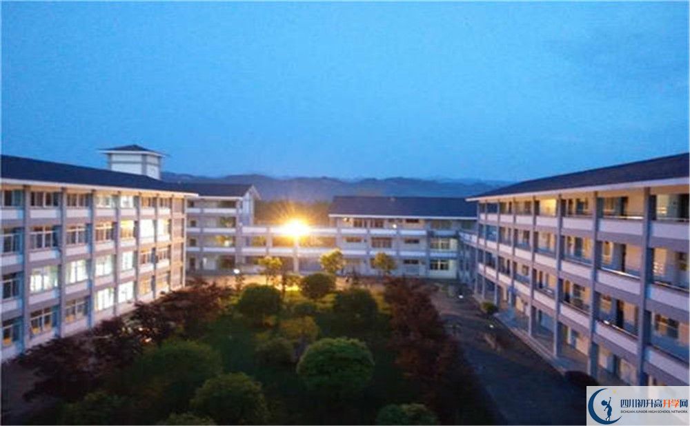 平樂(lè)中學(xué)一學(xué)期的學(xué)費(fèi)是多少？