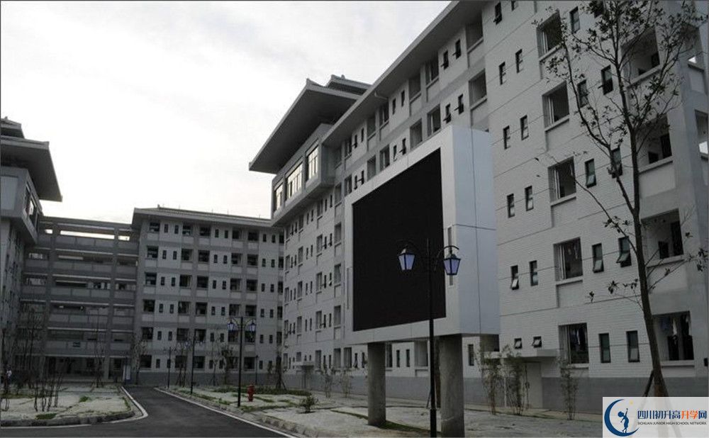 考成都石室中學北湖校區(qū)的分數(shù)線是多少？