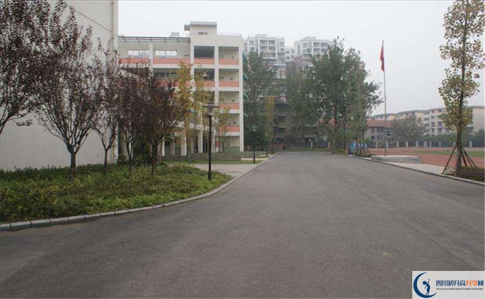 考四川師范大學(xué)附屬中學(xué)的分?jǐn)?shù)線是多少？