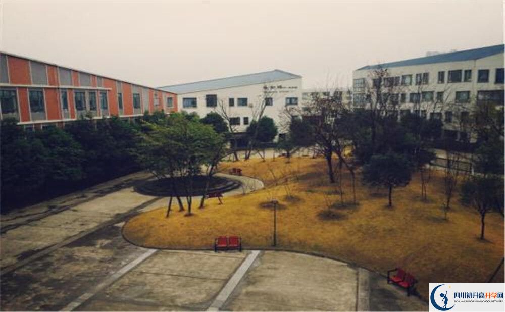 成都實驗外國語學校（西區(qū)）高一多久放一次假？
