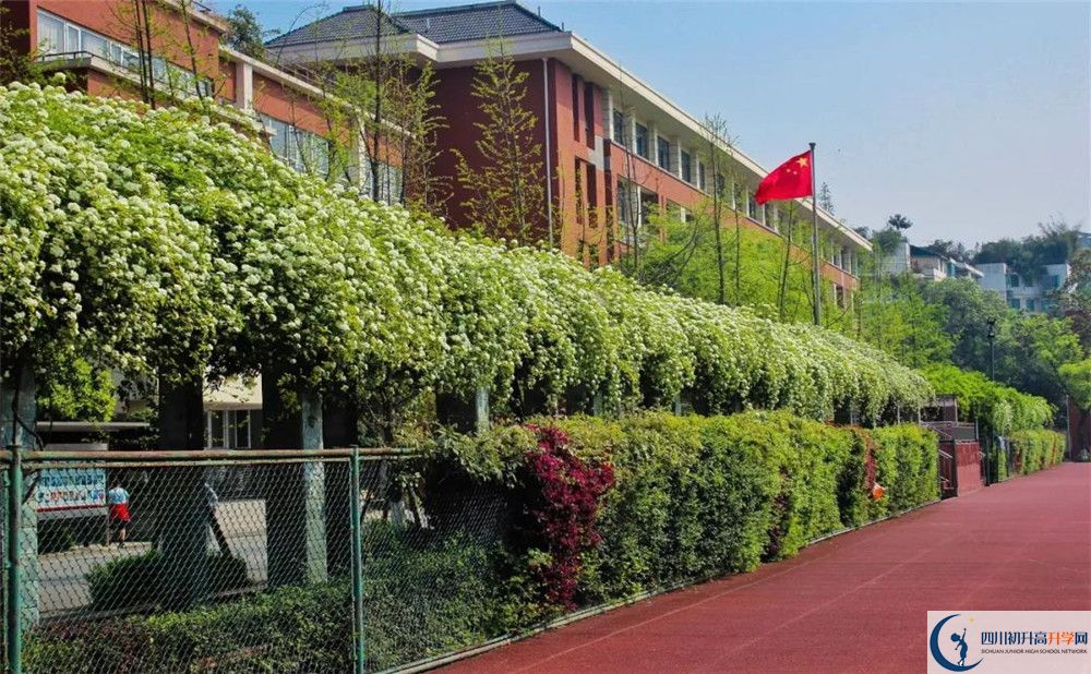 成都七中八一學(xué)校的高中住宿怎么樣？