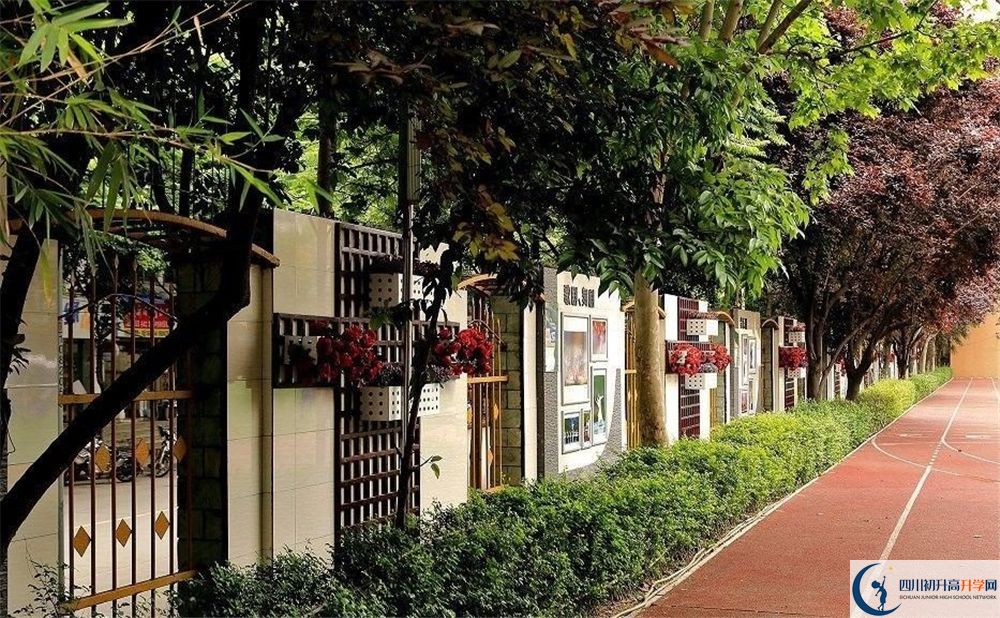 成都大學附屬中學實驗班學費貴嗎？