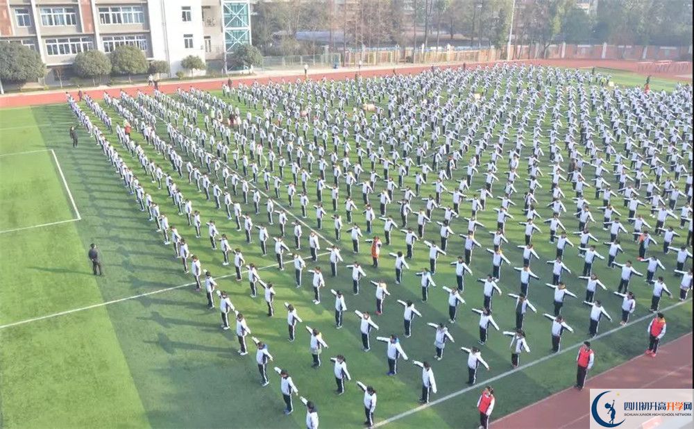 成都十八中在校學(xué)生總?cè)藬?shù)是多少？