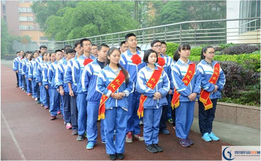 溫江中學(xué)在校學(xué)生總?cè)藬?shù)是多少？