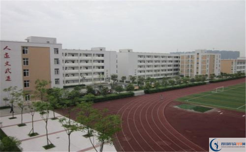 郫縣一中在校學(xué)生總?cè)藬?shù)是多少？